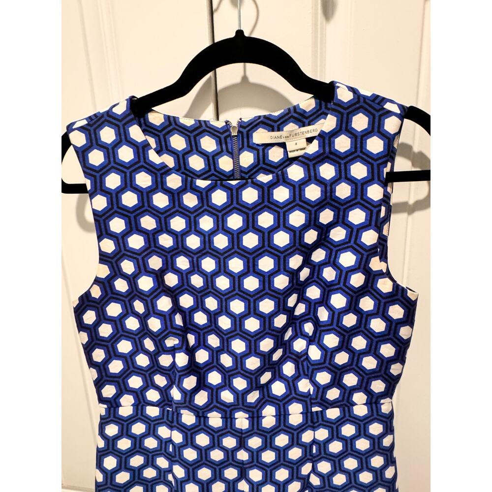 Diane Von Furstenberg "Carrie" Blue & White Hexagon Dress, Size 4 - Picture 3 of 5